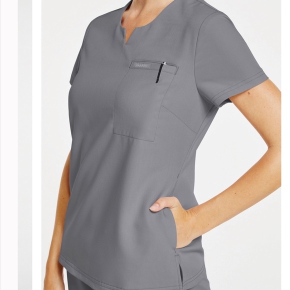 Jaanuu • 3-Pocket Notched Scrub Top Light Gray - M - Picture 3 of 12